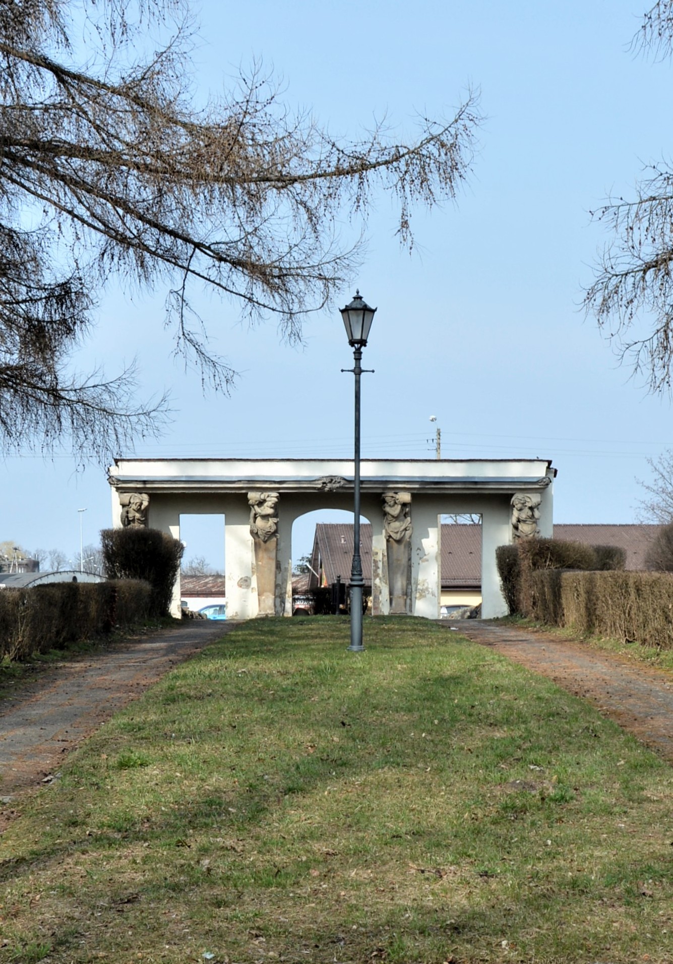 Ruiny pałacu i park